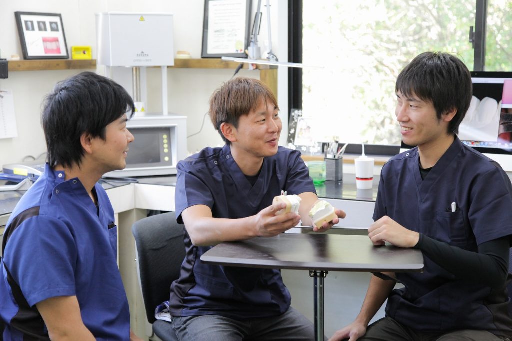 確かな歯科技工技術はチームワークから